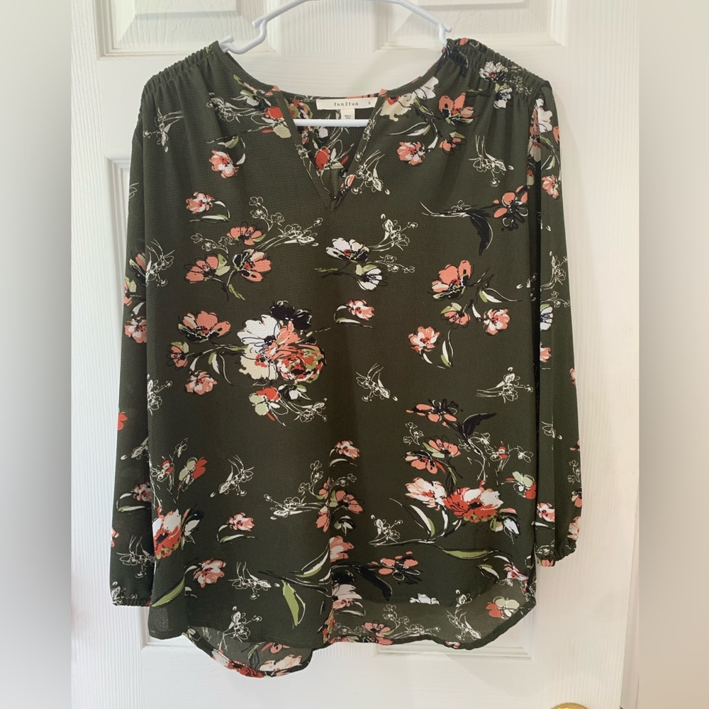 NWOT fun2fun Hunter Green & Floral 3/4 Length Sleeve Top